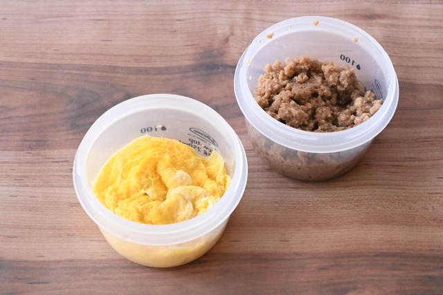 【つくりおき食堂「5分で完成するそぼろ弁当」】電子レンジで加熱完了！