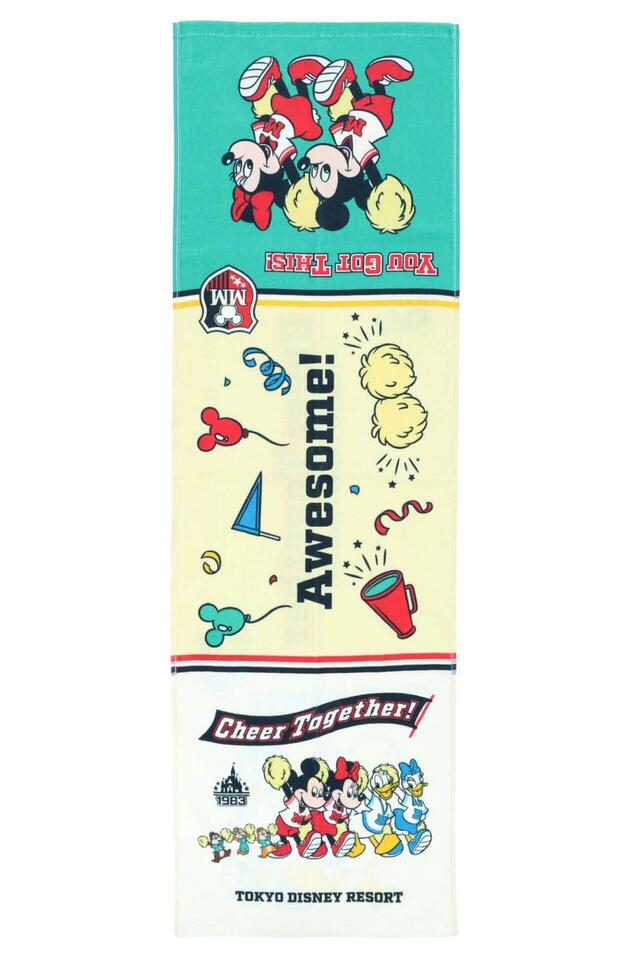 フェイスタオルロング 2,500円|東京ディズニーリゾート「ポンポンを持ったミッキーたちが元気に盛り上げてくれるグッズ」|販売店舗:東京ディズニーランド「グランドエンポーリアム」、東京ディズニーシー「エンポーリオ」|発売日:2025年4月24日(木)