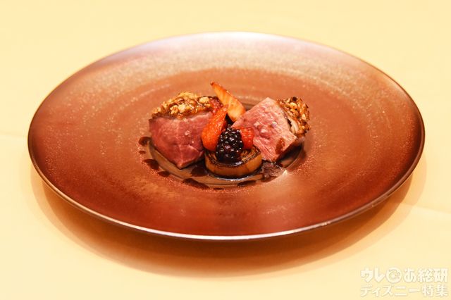 “ディズニー七夕デイズ”エンパイア・グリル・ディナー 2019 瞬間燻製した鴨胸肉のロースト バルサミコソース ミックスナッツのプラリネとともに 撮影/かとうきょうこ