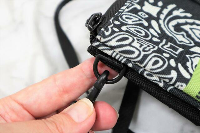 【KiU エチケットポーチ】左右に付いたDカンが、バッグなどの機能拡張に便利