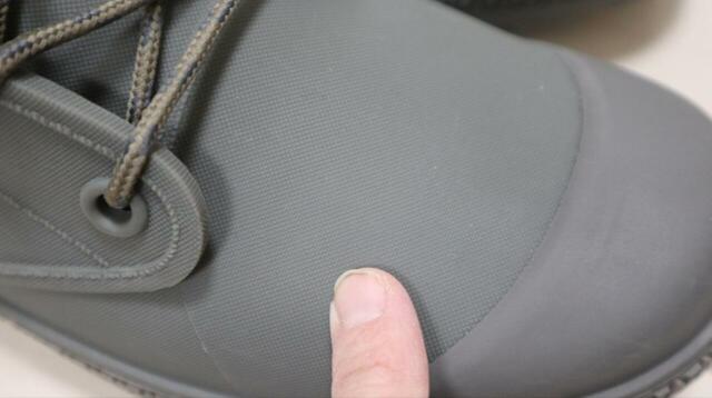 【ワークマン 防寒防水サファリシューズ】表面にキャンバス地のような加工が施されており“長靴見えしない”のが嬉しいポイント!