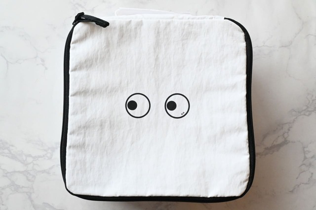 【ユニクロ×ANYA HINDMARCH「スクエアポーチ」】「スクエアポーチ」は1,500円、サイズは横22×縦22×マチ8.5cm