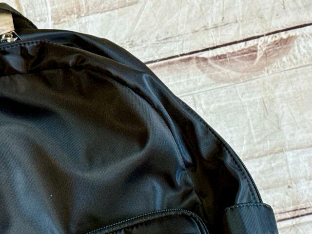 素材はポリエステル。上品な光沢感がある生地