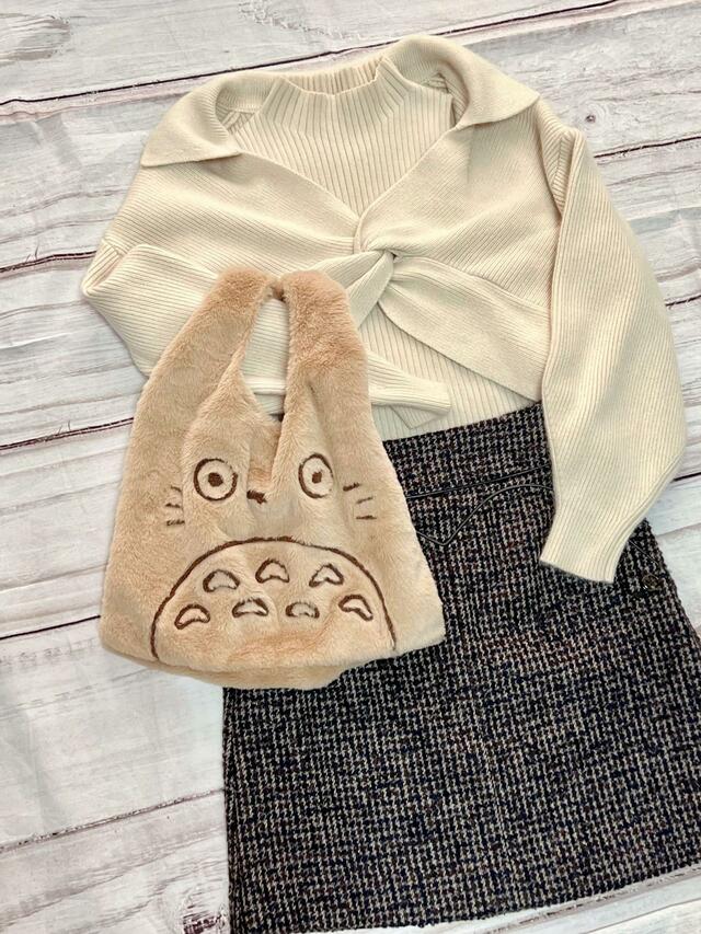 アイボリー×ブラウンのガーリーコーデにも◎！どこかにカジュアルな要素を入れるのがおすすめ