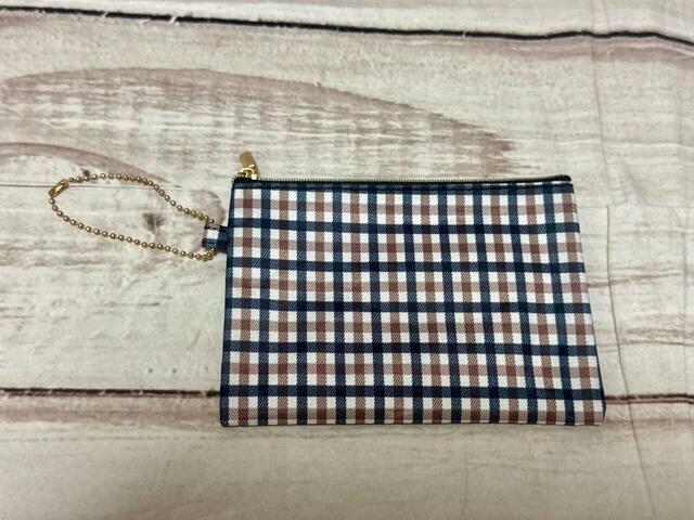 ポーチはアクアスキュータムのシンボルであるクラブチェック柄!