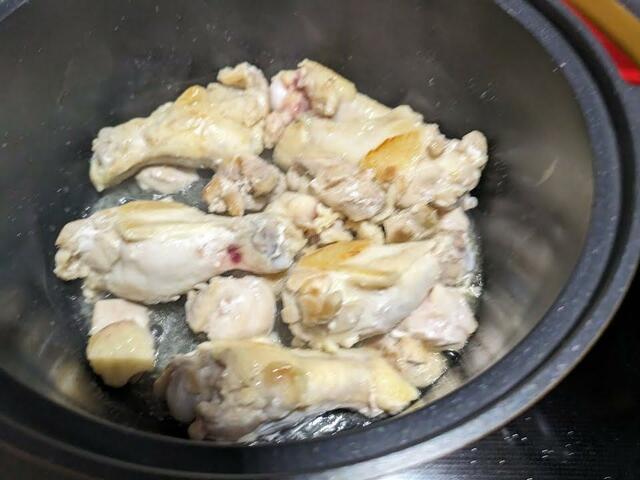 【アイリスオーヤマ 無加水鍋 COTOCO （MKSN-S20）】フッ素樹脂加工は焦げ付きがまったくなし！