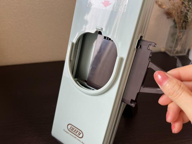 【Toffy セーフティープッシュスライサー】カッターパーツを差し込みます