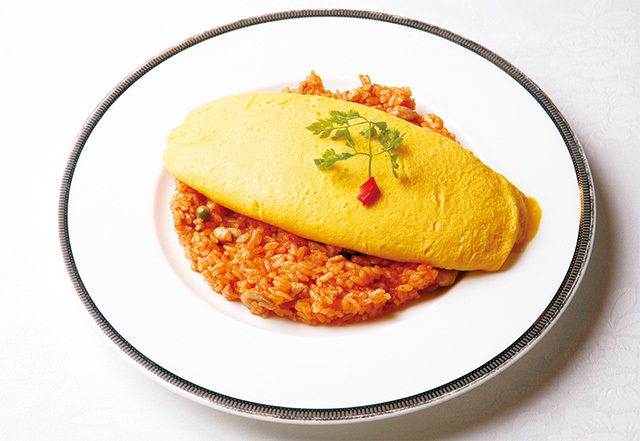 たいめいけん （日本橋）　タンポポオムライス（2階のメニュー） 2800円　オムレツにナイフを入れるとトロトロの卵が花開く。チキンライスとのバランスも絶妙。