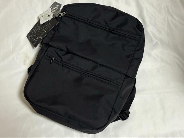 【ワークマン　リュックに変身ショルダーバッグ】ショルダーバッグの底にあるファスナーを開けると、そこからリュックに早変わり！ショルダーバッグに戻すのも簡単です