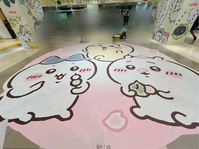 のぞみ広場のちいかわの床アート。通行者の方が通る場所なので、写真撮影の際は邪魔にならないよう注意しましょう！