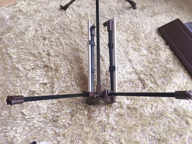 【ワークマン ワイド耐熱フィールドテーブル】フレームポールを引き出し、隣接する凹み部分に差し込みます