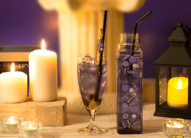 <オクタヴィネル寮>グレープドリンク グラス(M サイズ)790 円(税込 869 円) ボトル(L サイズ)990 円(税込 1,089 円)