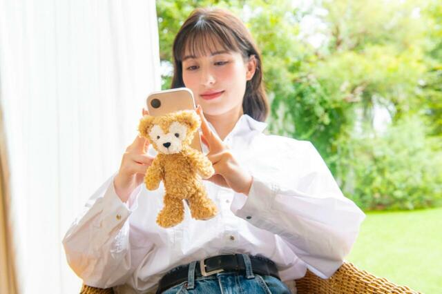 スマートフォンぬいぐるみ〈PlayCharm〉 3,200円｜おでかけの準備をしたり、おさんぽしているダッフィーがデザインされたグッズ｜販売店舗：東京ディズニーシー「マクダックス・デパートメントストア」｜発売日：2025年6月3日（火）