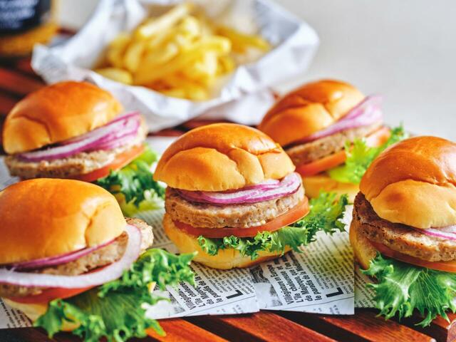 「プレジールバーガー」＜期間：2026年9月1日～11月30日＞【黒毛和牛のローストビーフ食べ放題＆ボイルズワイガニ食べ放題！ランチもディナーも食べ逃せない秋の味覚ブッフェがスタート！】