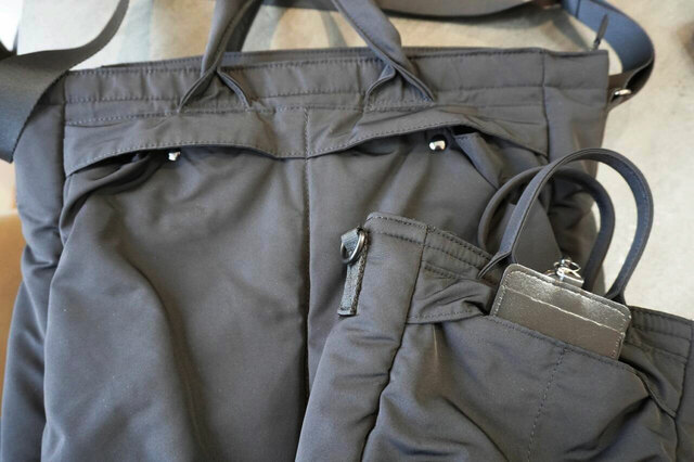 外ポケットは2つに見えて実は1つ