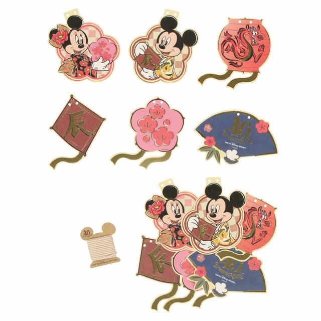 デコレーションキット 1,900円|お正月スペシャルグッズ|東京ディズニーリゾート40周年“ドリームゴーラウンド”|発売日:2023年12月1日(金)|販売店舗:東京ディズニーランド「ディズニー&カンパニー」、東京ディズニーシー「エンポーリオ」