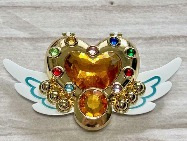 世代ど真ん中女子としては涙が出そうな再現度の高さ…！【3COINS×セーラームーン】ダイカットミラー／1,100円（税込）