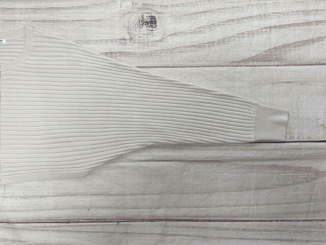 袖口に向かって細くなるドルマンスリーブ