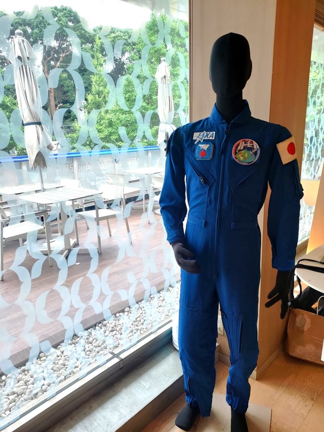 【ネスカフェ 原宿】JAXA所有のブルースーツのレプリカを展示