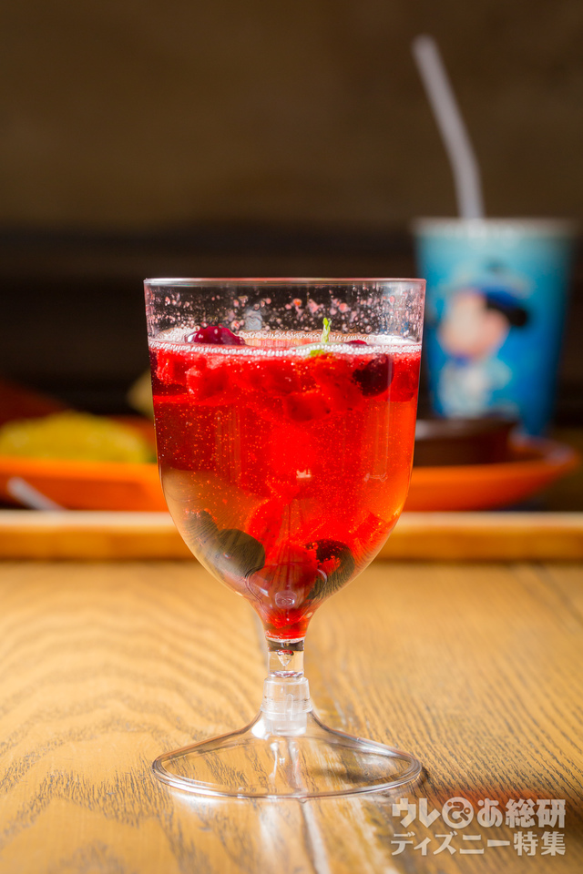 スパークリングワインカクテル（ミックスベリー）¥680「ミゲルズ・エルドラド・キャンティーナ」｜東京ディズニーシー「クリスマス・ウィッシュ」（2016年）