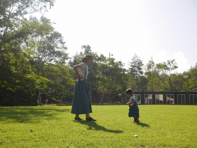 何よりも嬉しいのが、こちらの広大な芝生。子どもたちが走り回っても余るほどの広さ。