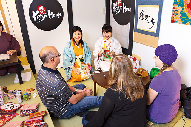 漢字名付け体験のプロセス1「コミュニケーション」 インタビューやコミュニケーションの中から人柄を知り、ふさわしい漢字を模索する。