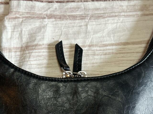 荷物の出し入れが簡単なWファスナー仕様