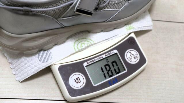 【GLOBAL WORK エアかるクッションコードスニーカー】重さを量ってみたところ、片足180gでした。これは軽い…！