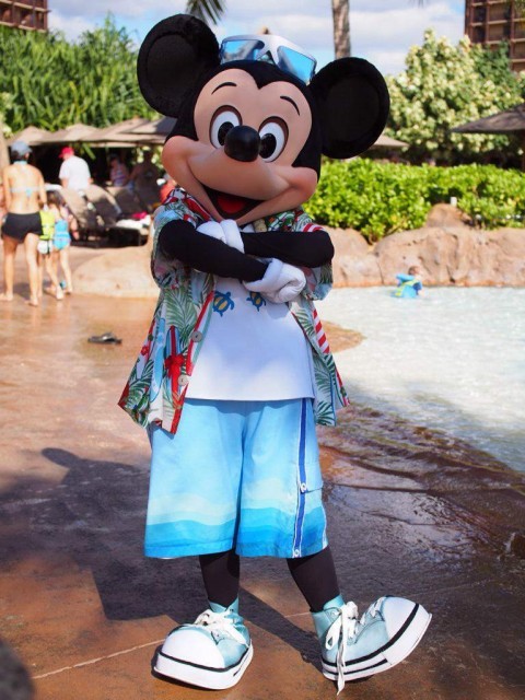 サングラスを頭に載せたミッキーもクリスマス仕様のアロハシャツでフリーグリーティングに登場! 写真提供/ゆみみさん