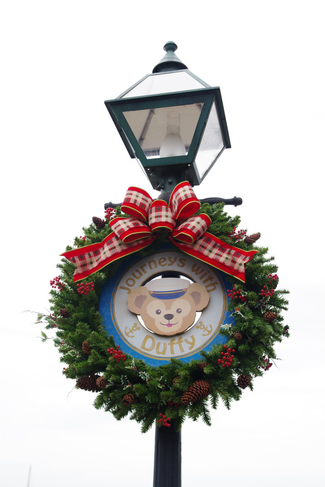 リースは2種類リボンとダッフィーの後ろの枠が違います