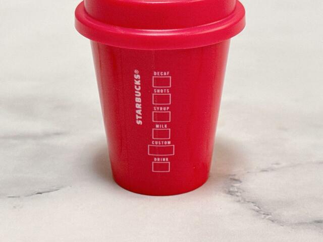 背面にもリアルなカップ同様のデザイン入り!