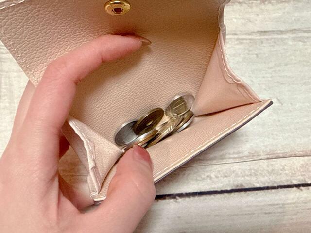 ガバッと大きく開くので、硬貨が見やすく取り出しやすい！