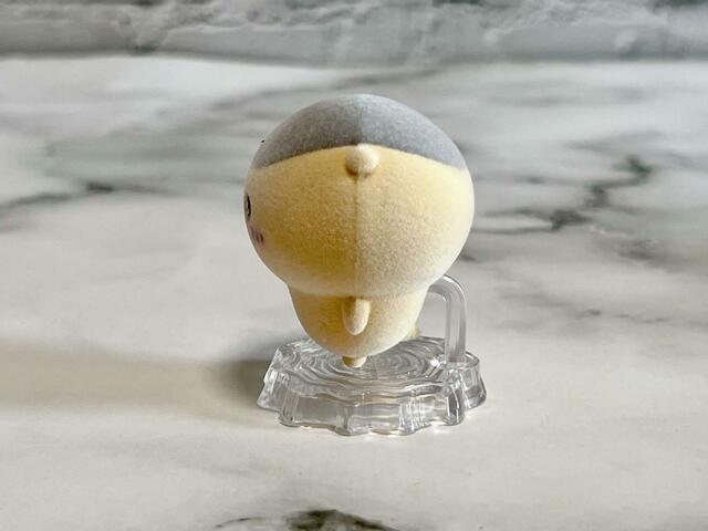 横から見ると丸いフォルムが際立ちます！【ちいかわ　なんか小さくてかわいいどーる】