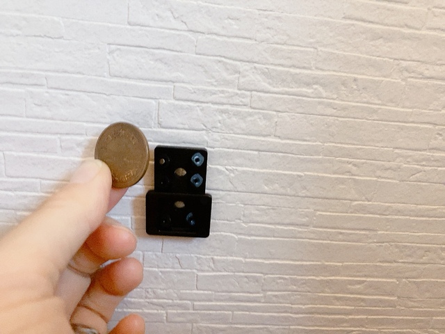 【山崎実業 tower 流せるトイレブラシ＆替えブラシホルダー】コインを使ってピンを押し込みます