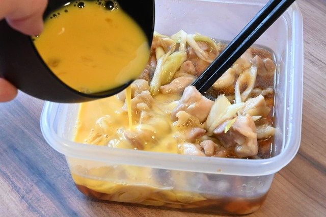 【黄金比「てりやきのたれ」・電子レンジで親子丼】溶き卵を入れる（卵を入れたら混ぜない）