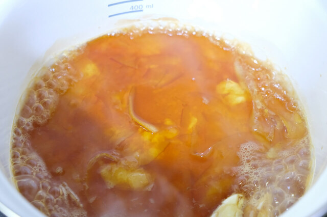 アヲハタ ５５　オレンジママレードを使った「手羽元のママレード煮」2．沸騰したら弱火にします