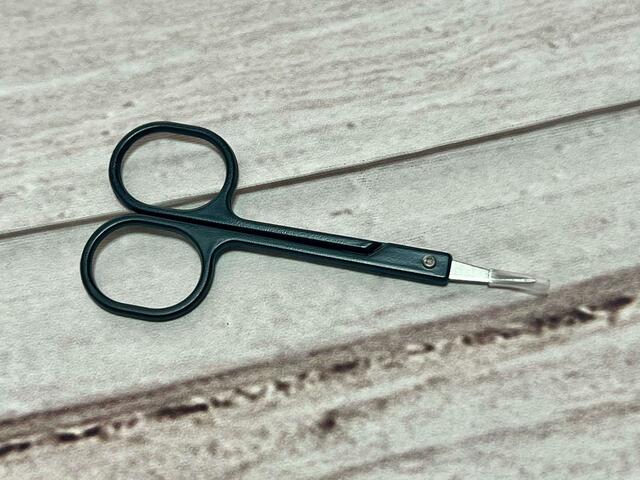 眉を整えるのに便利なハサミ