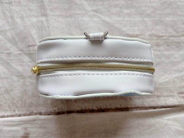 上部にファスナー付きで、ファスナーを開けてエコバッグを入れます