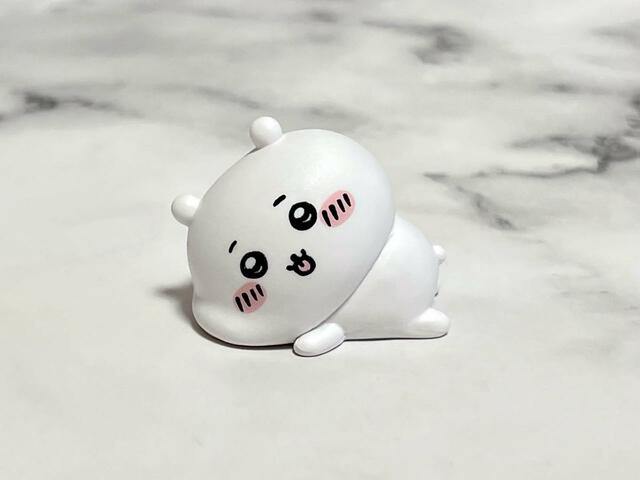 【ちいかわ：インテリアミニフィギュア4】ぺろっと舌を出しているお茶目なちいかわがかわいい…！