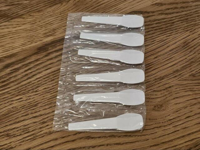 【スジャータのシンカンセンスゴイカタイアイス】車内で配られている物と同じ、白いプラスチック性のスプーンもついてきます