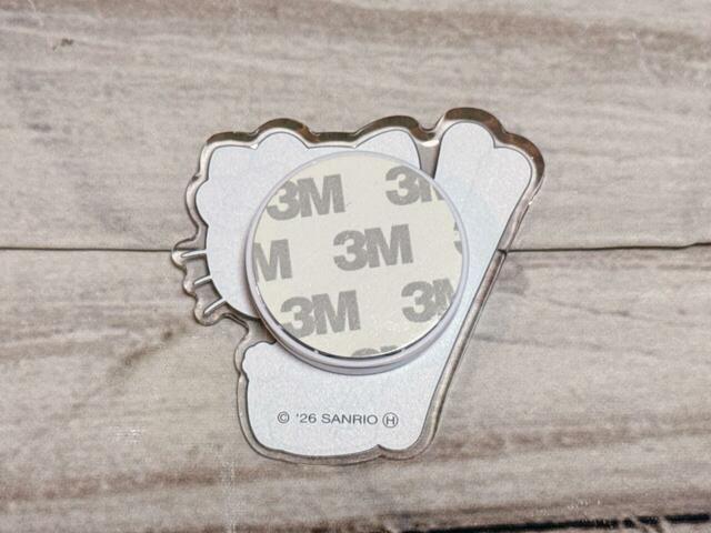 裏面の剥離シールを剥がし、樹脂製など凹凸のないスマホケースに貼り付けるだけで簡単に使用可能