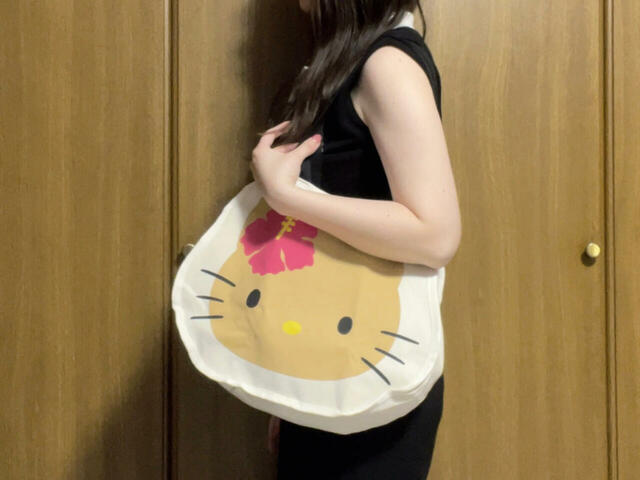 実際に持ってみました。サイズ感の参考にどうぞ♪