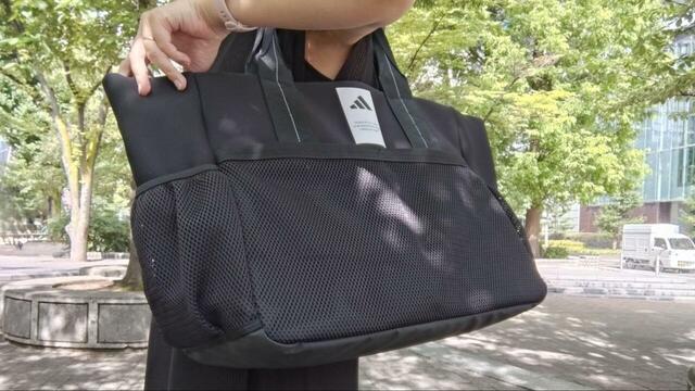 【adidas（アディダス） マストハブ シーズナル トートバッグ】肩にかけながら、中の荷物やメッシュポケットにアクセスしやすい設計です