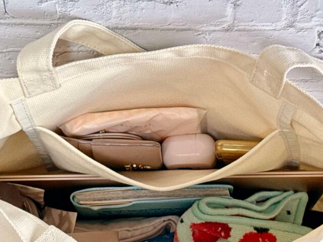 吊りポケットは大きめなので、細々したものがたくさん収納できて◎