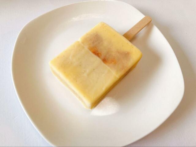 【井村屋　アップルパイバー】カスタードアイスの向こうにリンゴ果肉が薄っすら見えます