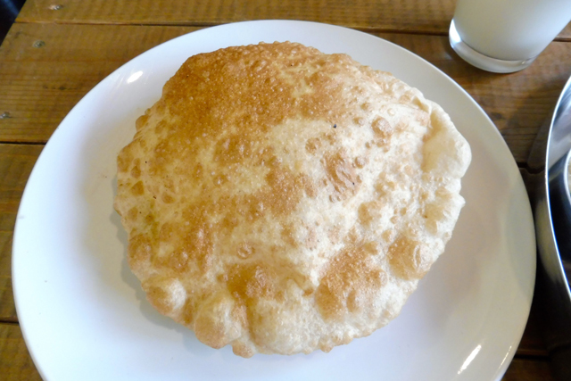 インド料理店「ヴェヌス」／プーリー（全粒粉の生地を揚げたパン）