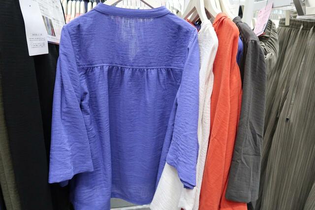 「リネンライクベルスリーブブラウス」背中側