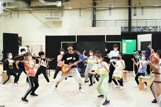 ミュージカル『スクールオブロック』稽古より、柿澤勇人と生徒役キャスト