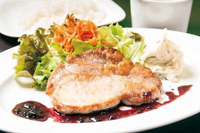 キッチン バン　ランチ（三元豚ポークステーキ、ライス・スープ付） 800円　赤ワインとプラムのオリジナルソースは大人の味。