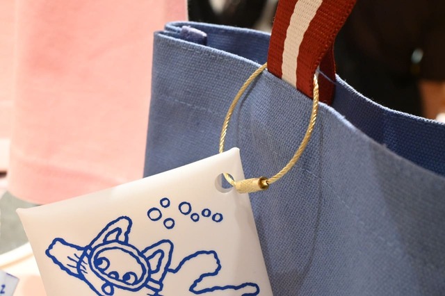 【「誕生50周年記念 ノンタン ずっとともだち!!!」展】ノンタン およぐのだいすき ミニポーチ(各1,500円)/バッグに引っ掛けていつでも一緒にお出かけ♪